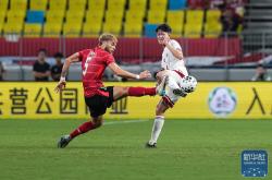 LOL赛事-曼联队在比赛中获得惊险胜利，晋级下一轮