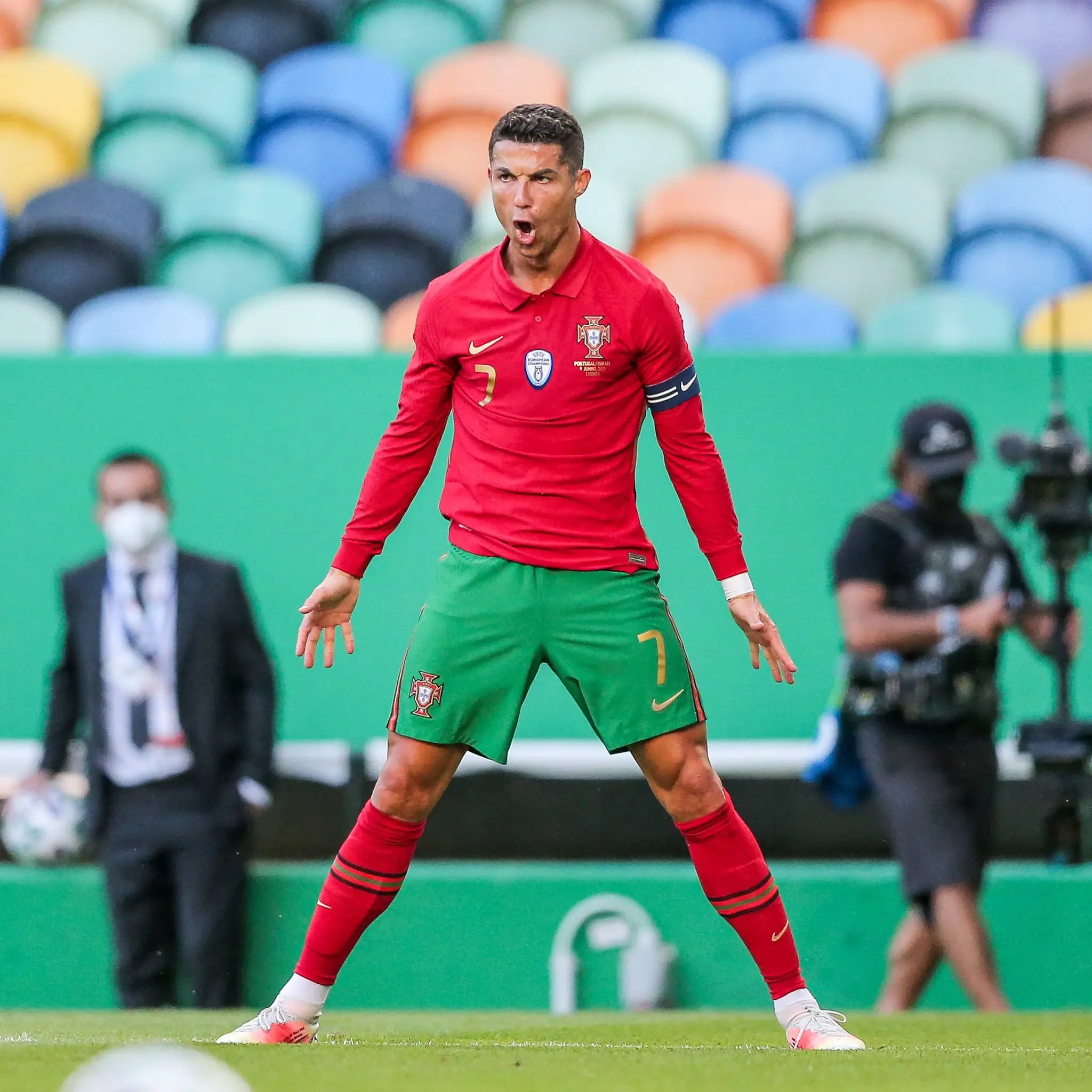 包含巴塞罗那大胜利物浦，梅西再献戏码的词条