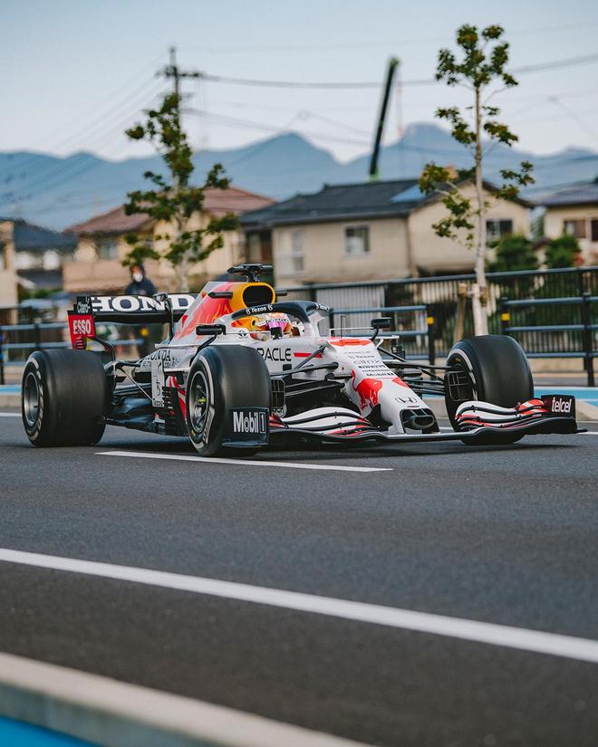 包含红牛二队碾压梅赛德斯，佩雷兹惊艳四座的词条