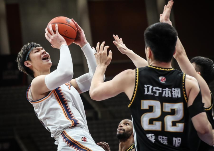 吉林队完胜深圳队，王哲林扛起全队