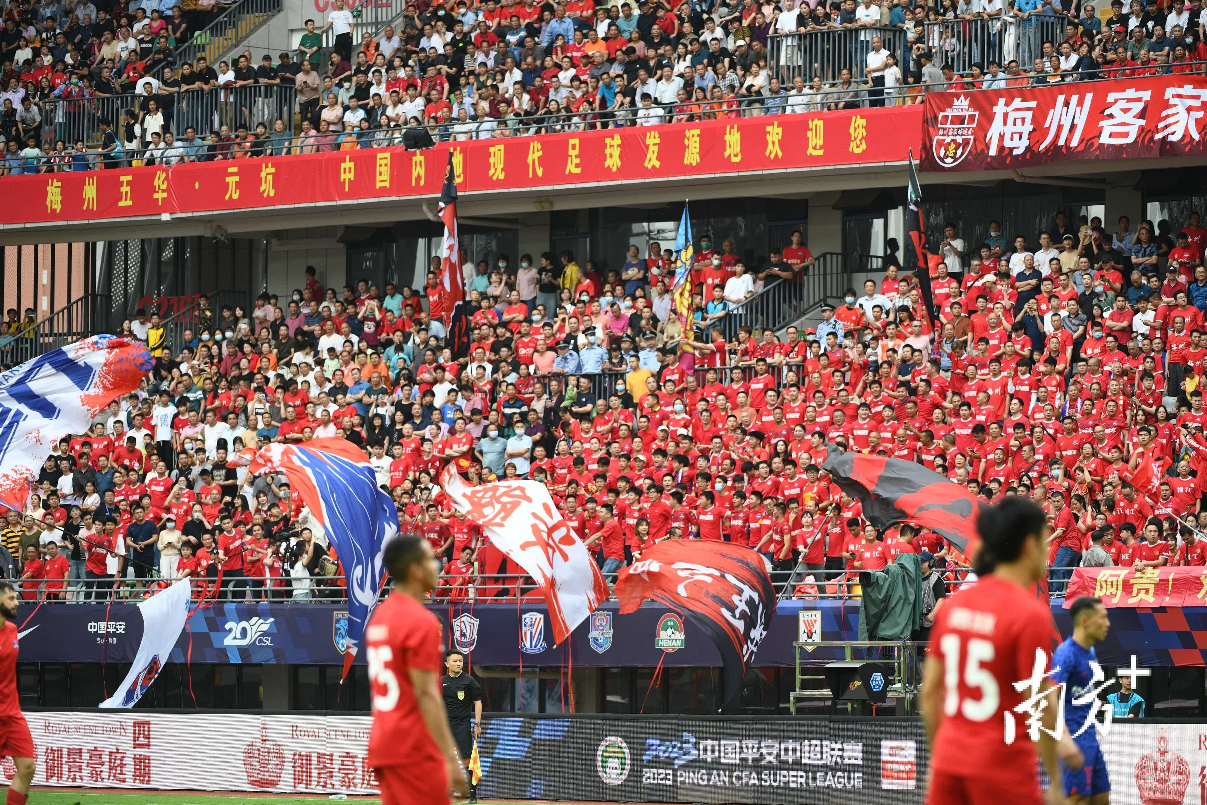 篮球比赛观众席热闹非凡，球迷热情高涨！