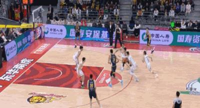 强队对决,胜负难分,球迷欢呼雀跃 强队对决,胜负难分,球迷欢呼雀跃