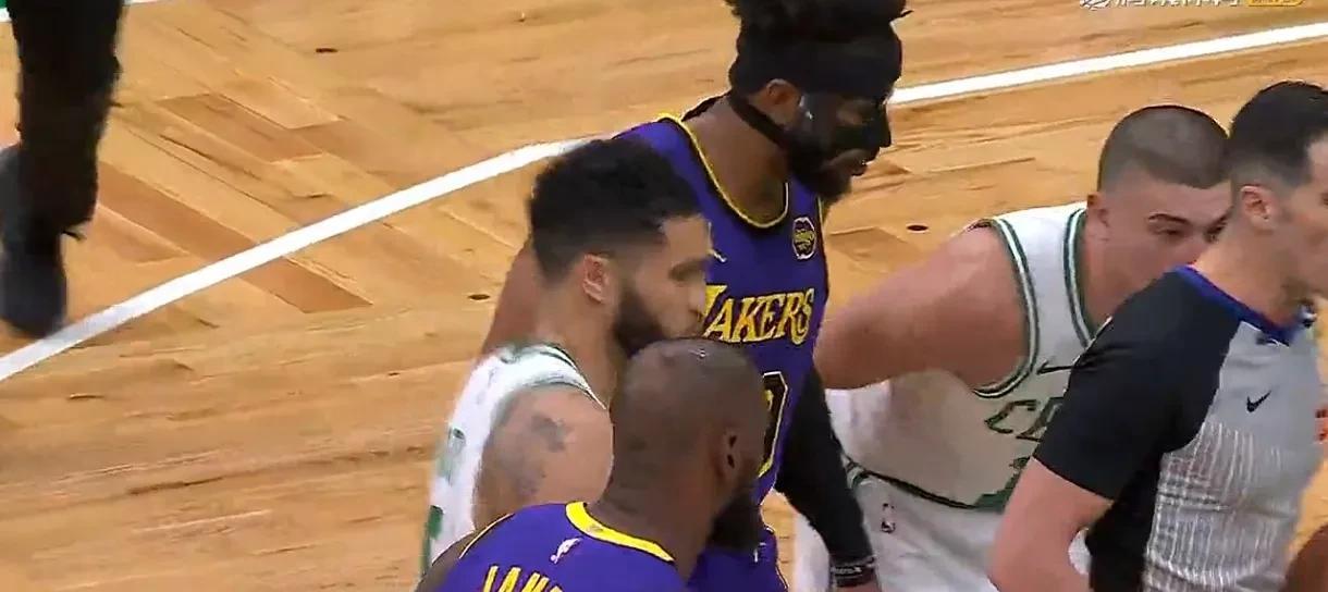 湖人碾压深圳队,塔图姆点燃赛场 湖人碾压深圳队,塔图姆点燃赛场