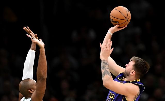 湖人碾压深圳队,塔图姆点燃赛场 湖人碾压深圳队,塔图姆点燃赛场