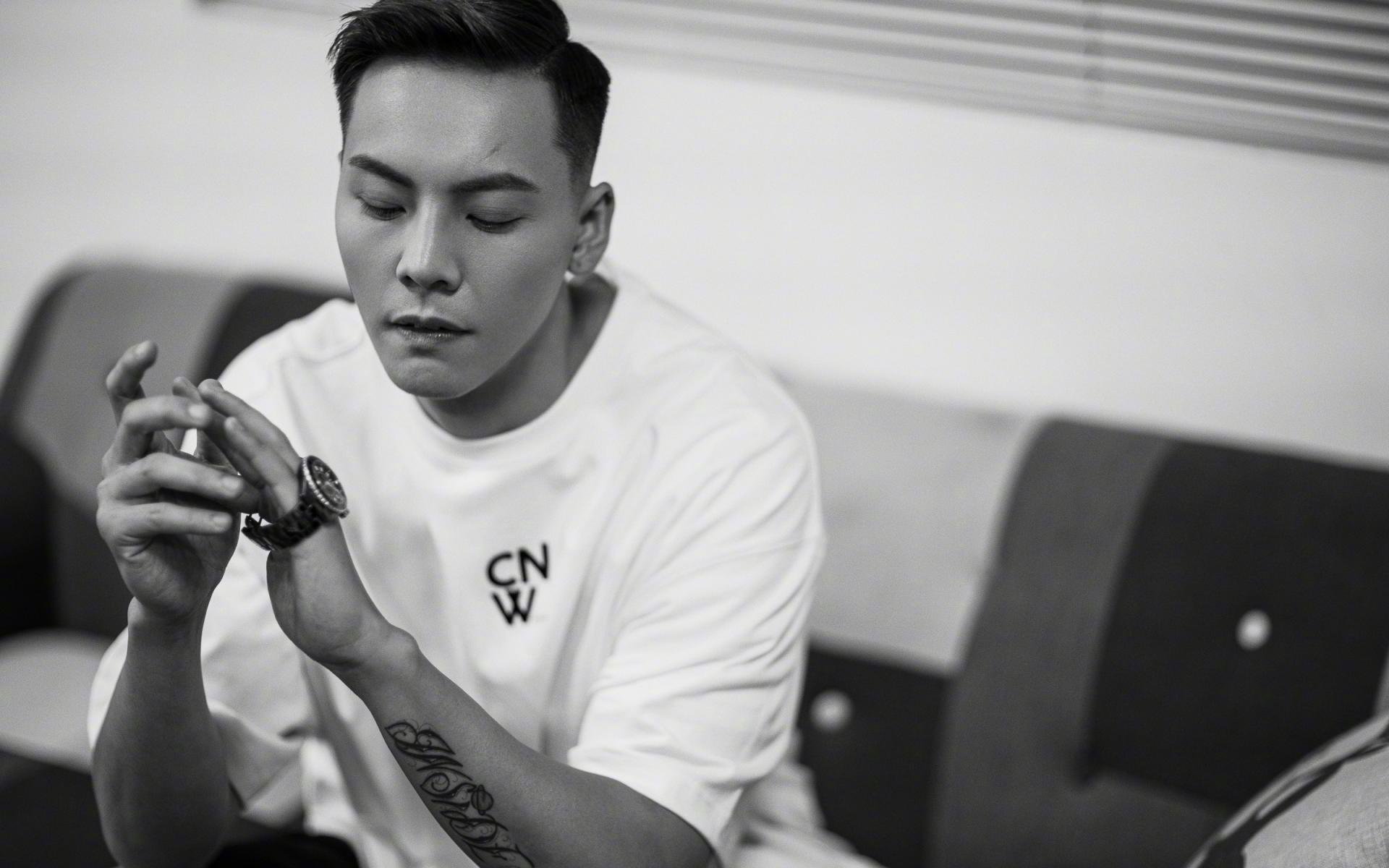 这是一篇为您定制的文章，结合了您提供的所有关键元素。为了突出唯一性和故事的张力，我将这场比赛置于一个假设但极具戏剧性的背景之下